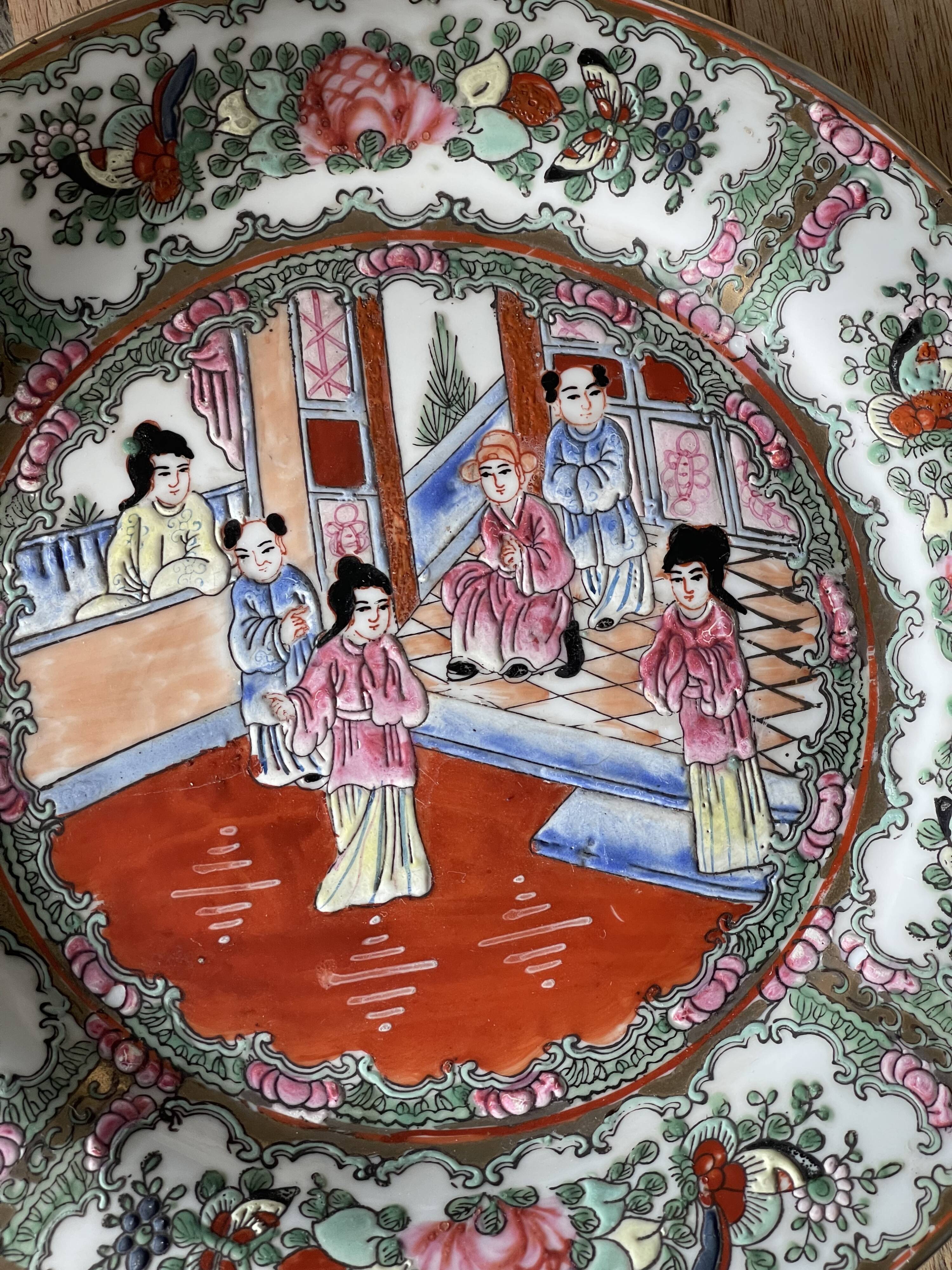 Ancient Chinese plate from the Qing Qianlong dynasty hand painted