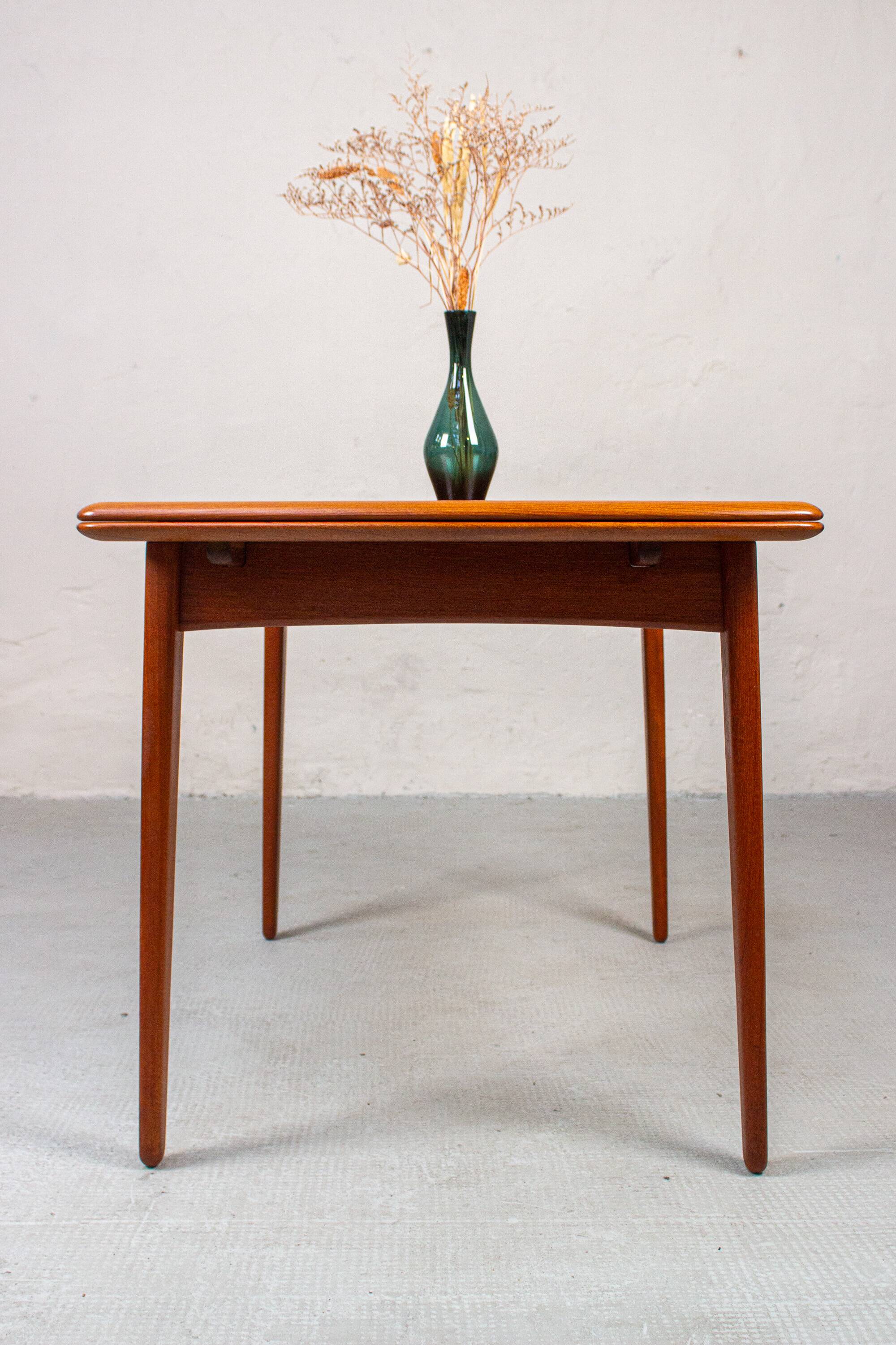 Dining table Svend Aaage Madsen in vintage teak, mid-century Danish from the 1960s.