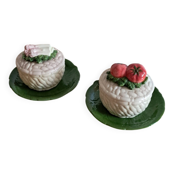 Pots avec couvercles et soucoupes
