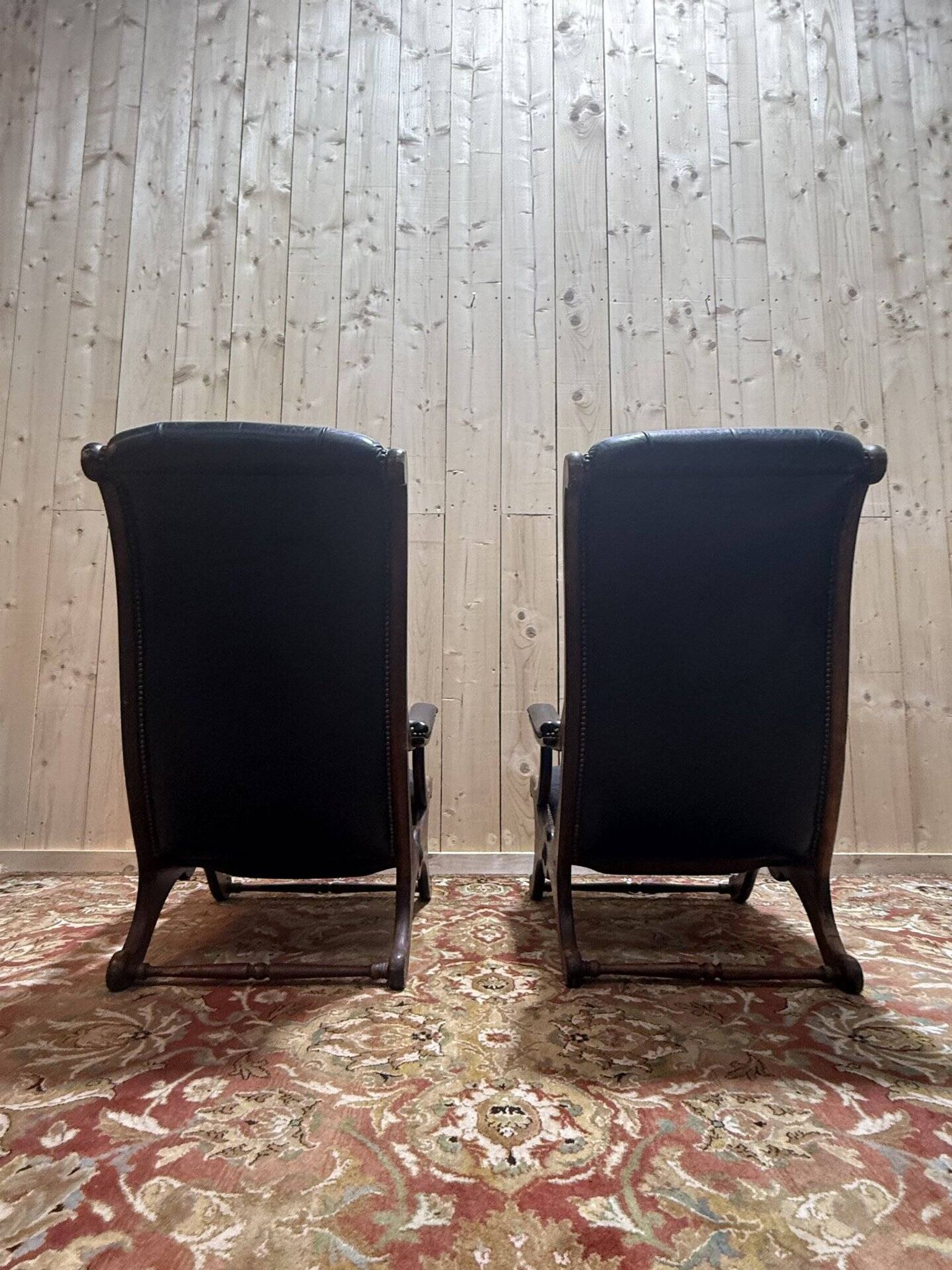 Paire de fauteuils anglais chesteefield en cuir noir