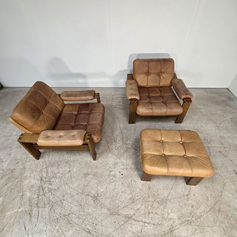 Joli salon composé d'une paire de fauteuils, d'un canapé en cuir havane et son ottoman