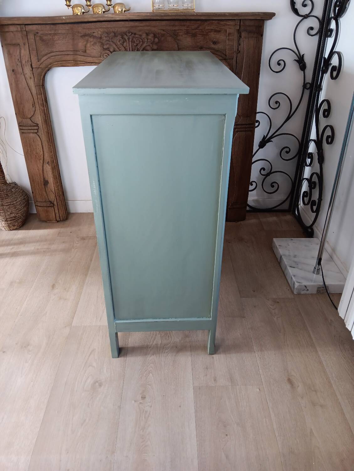 Green Parisian buffet