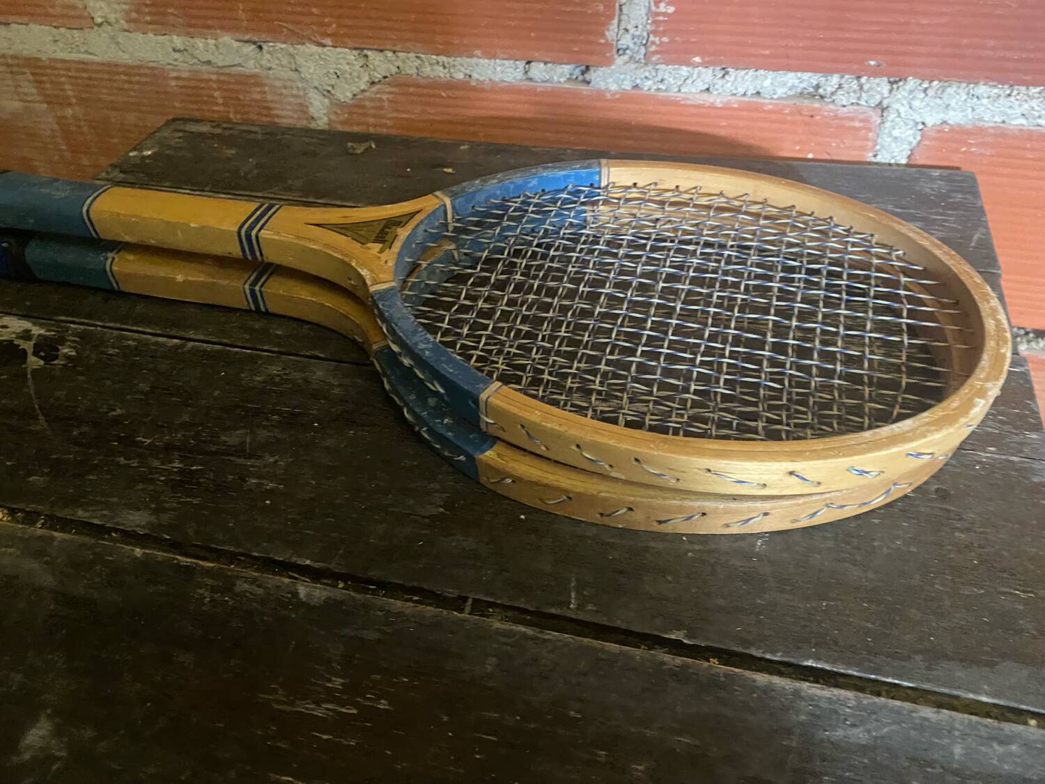 Paire de raquettes de tennis anciennes Majestic en bois, années 50