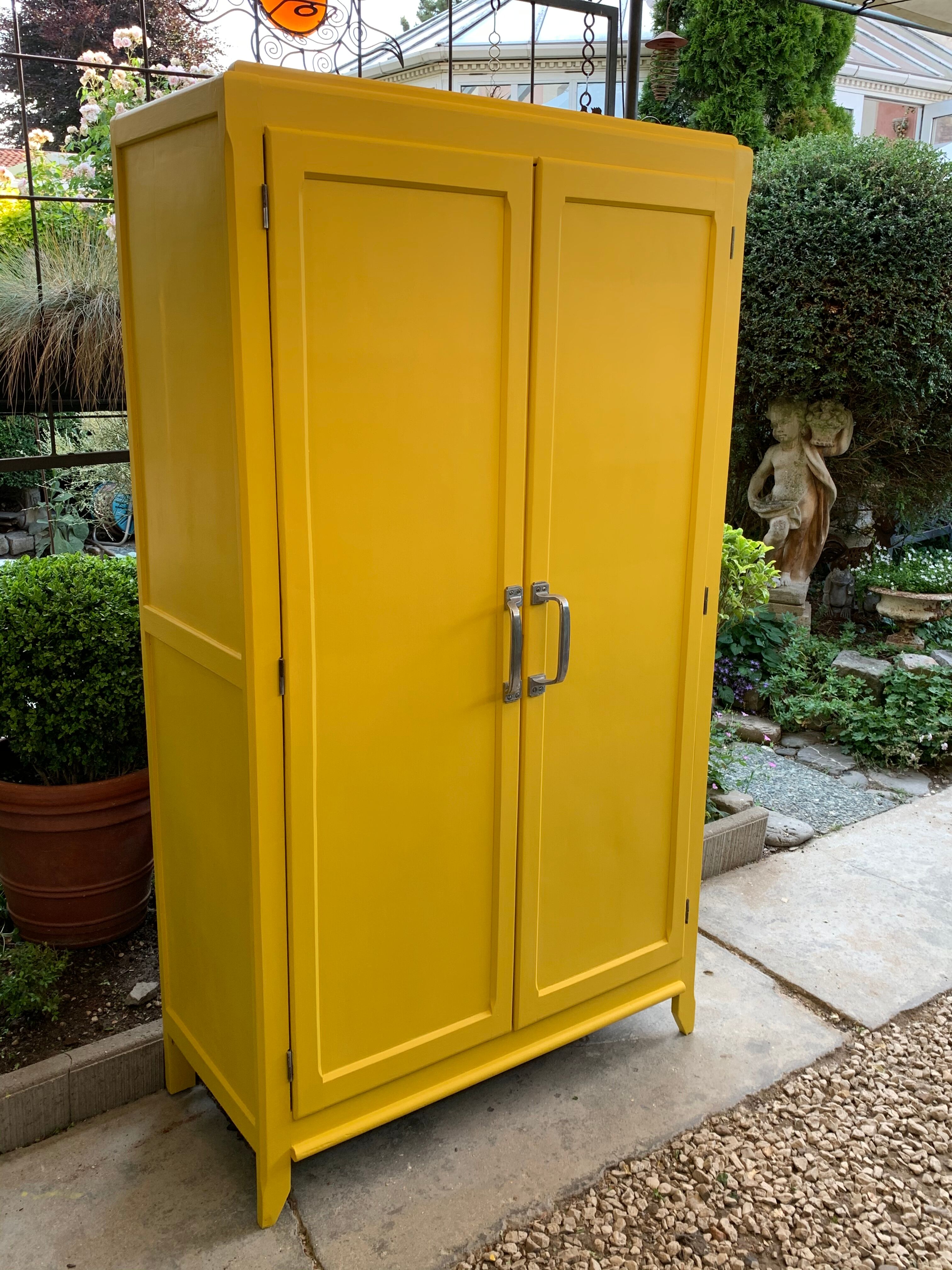 Armoire parisienne jaune poudrée 1950
