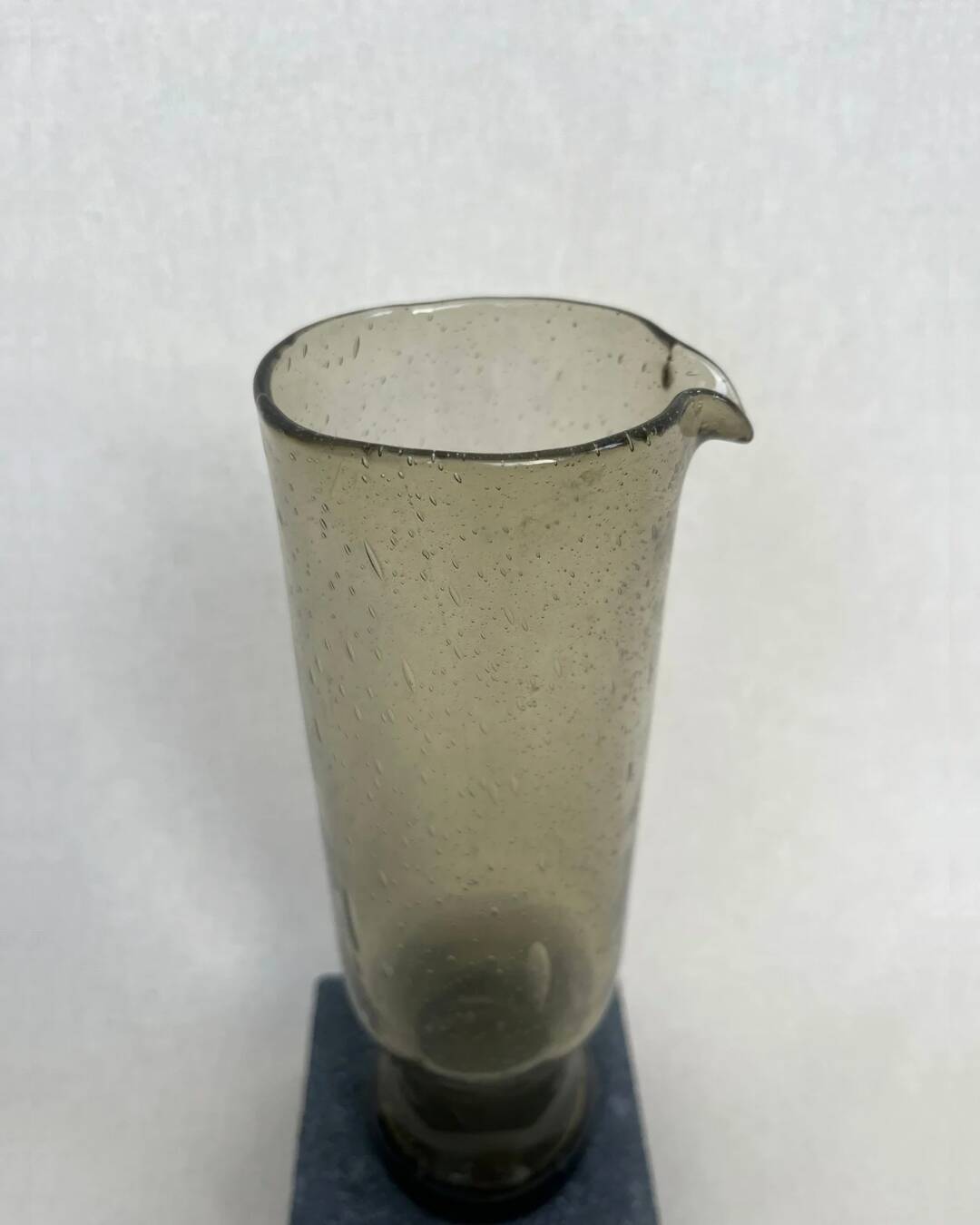 Carafe haute en verre bullé