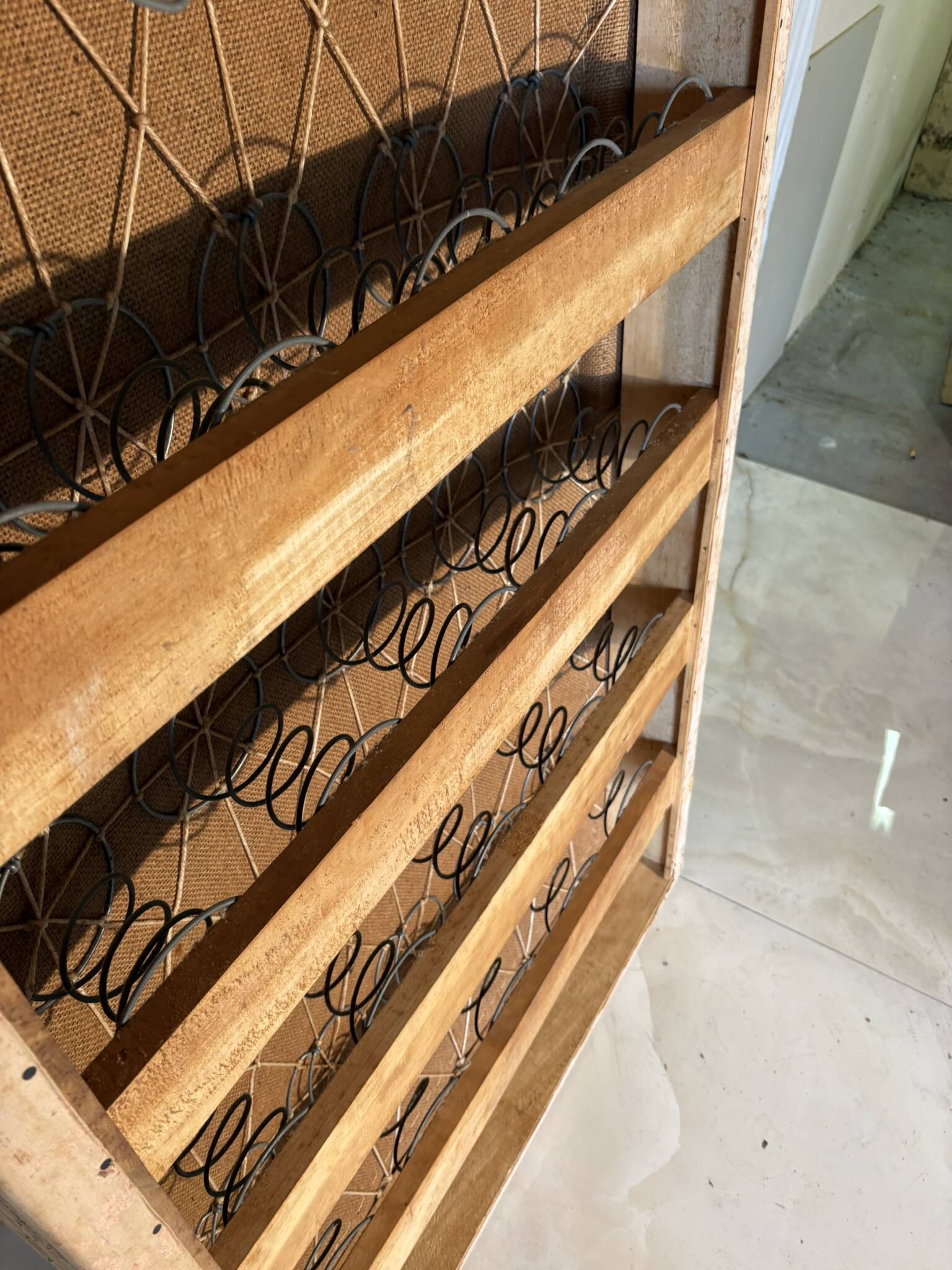 Antique Louis XVI style daybed in carved wood and patterned fabric