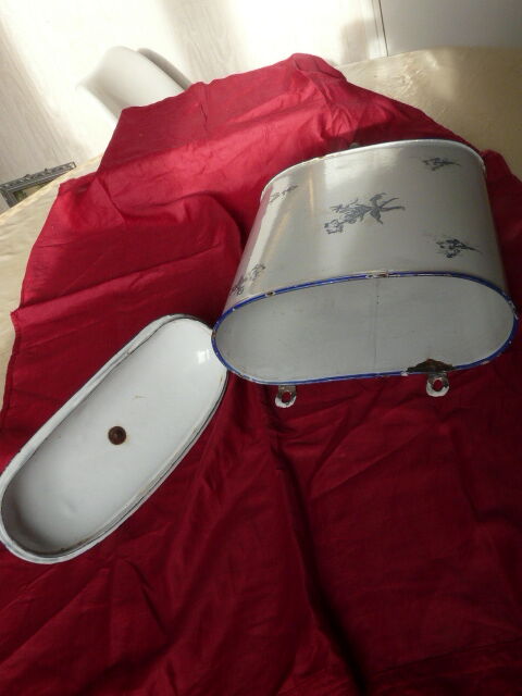 Fontaine murale en tôle émaillée décor de fleurs bleues sur fond blanc