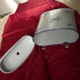 Fontaine murale en tôle émaillée décor de fleurs bleues sur fond blanc