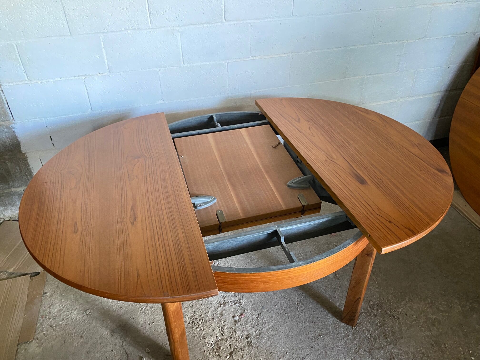 Scandinavian extendable table in teak