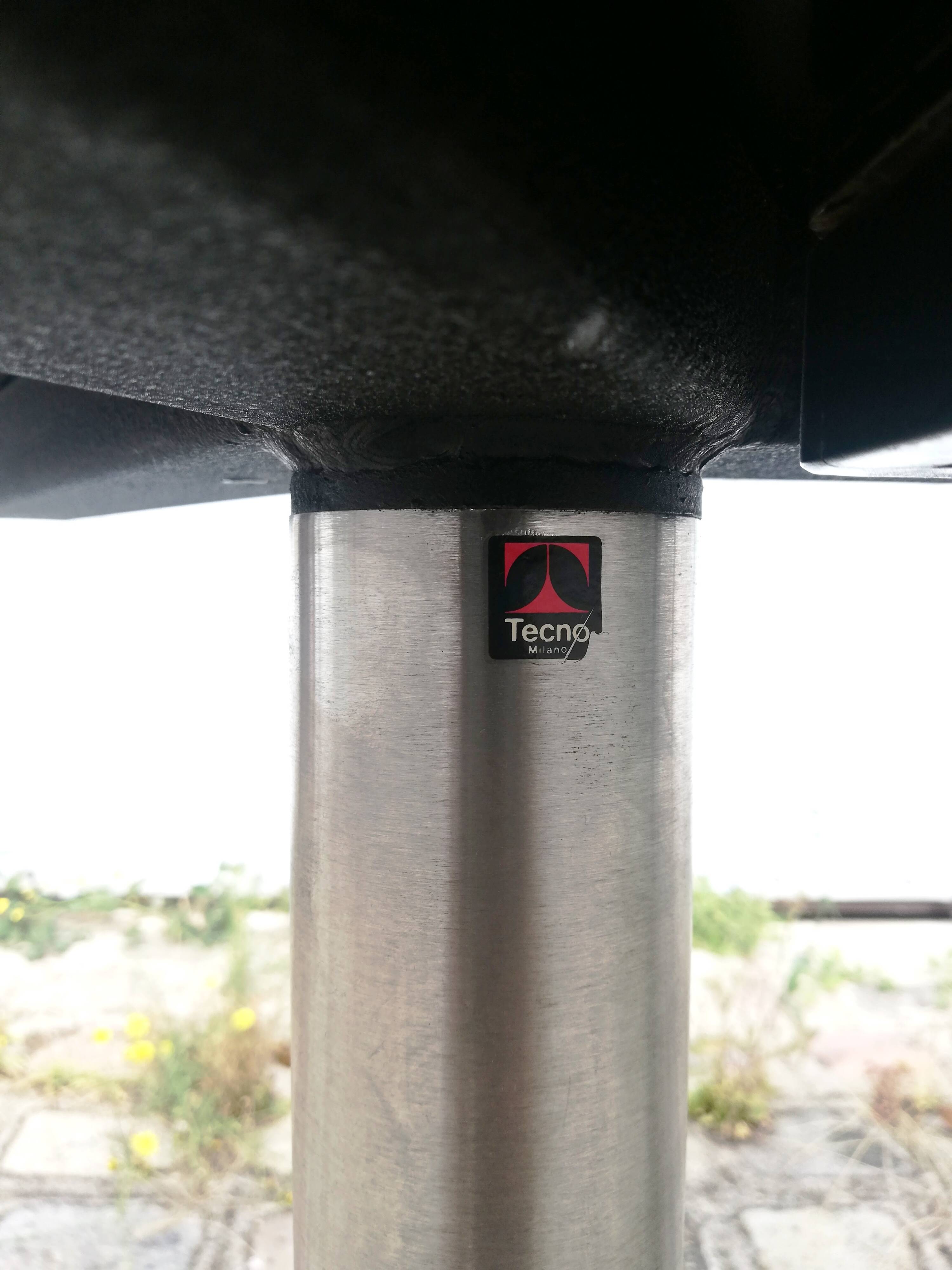 Boomerang T96 desk, Tecno