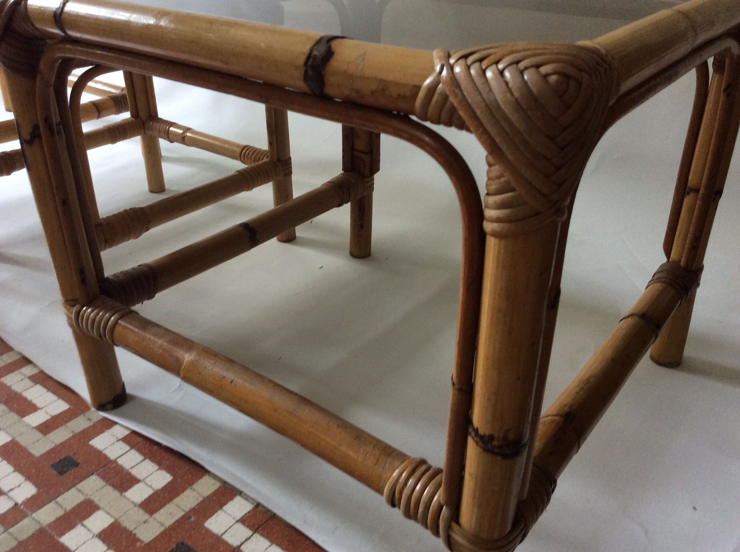 Trio de tables basses en rotin vintage