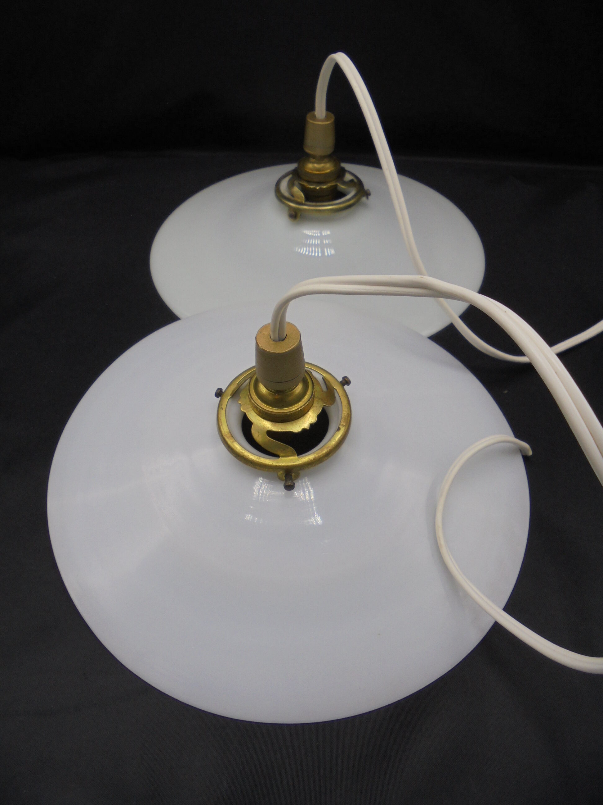 Paire de suspensions en opaline blanche