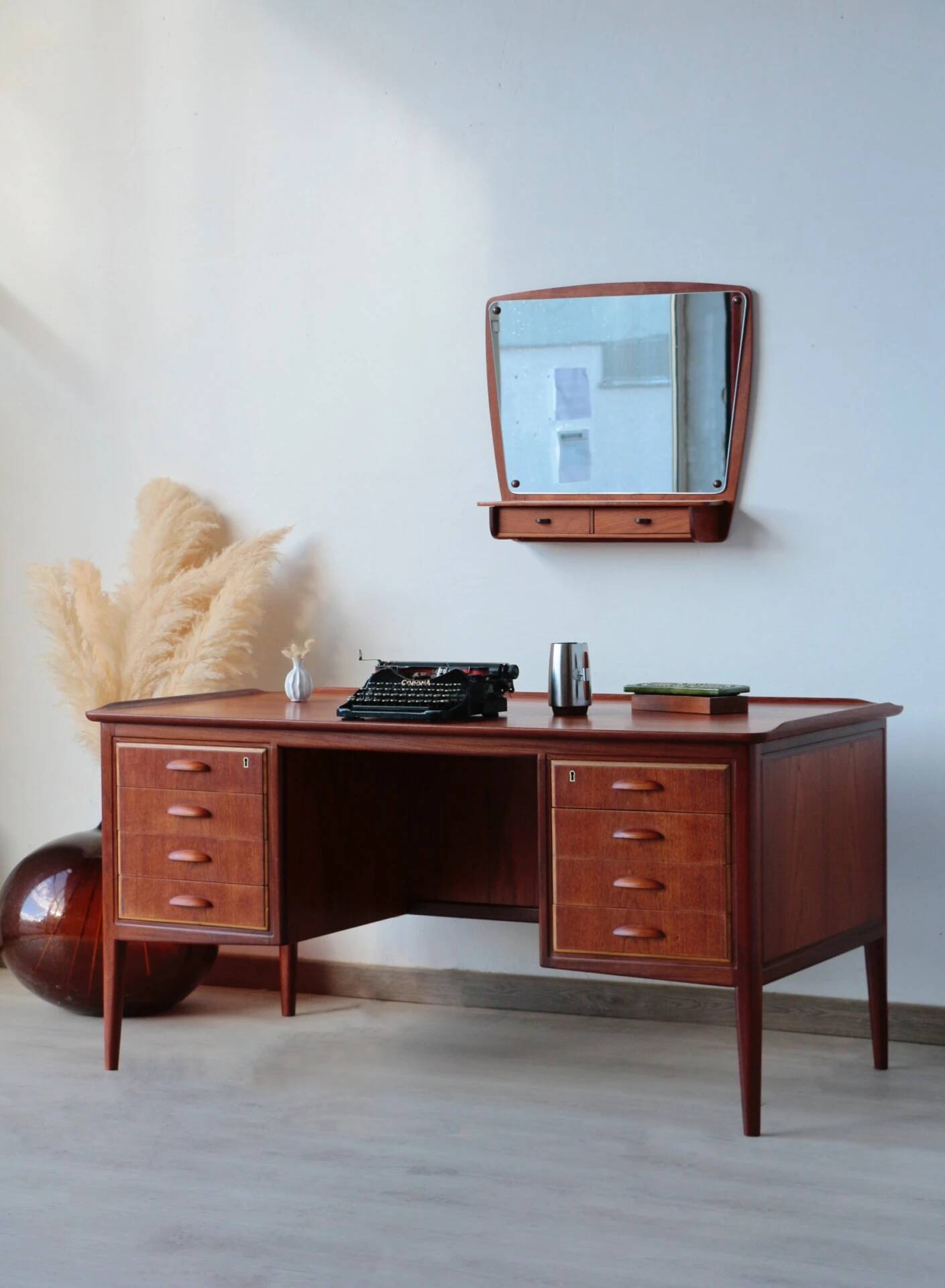 Desk Svend Aage Madsen: Danish Teck & Design (HP Hansen)