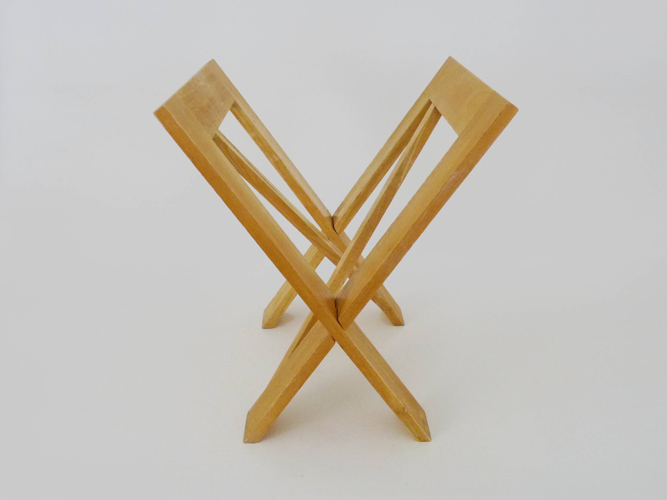 Vintage Scandinavian magazine rack in solid wood. 70s