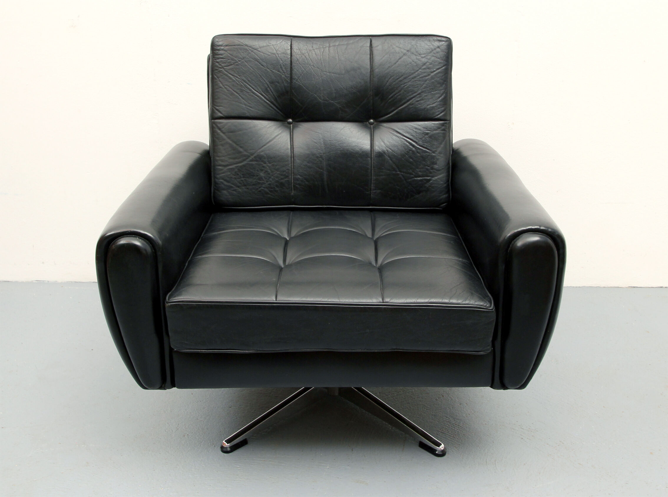Chaise en cuir pivotant des années 1960 en noir