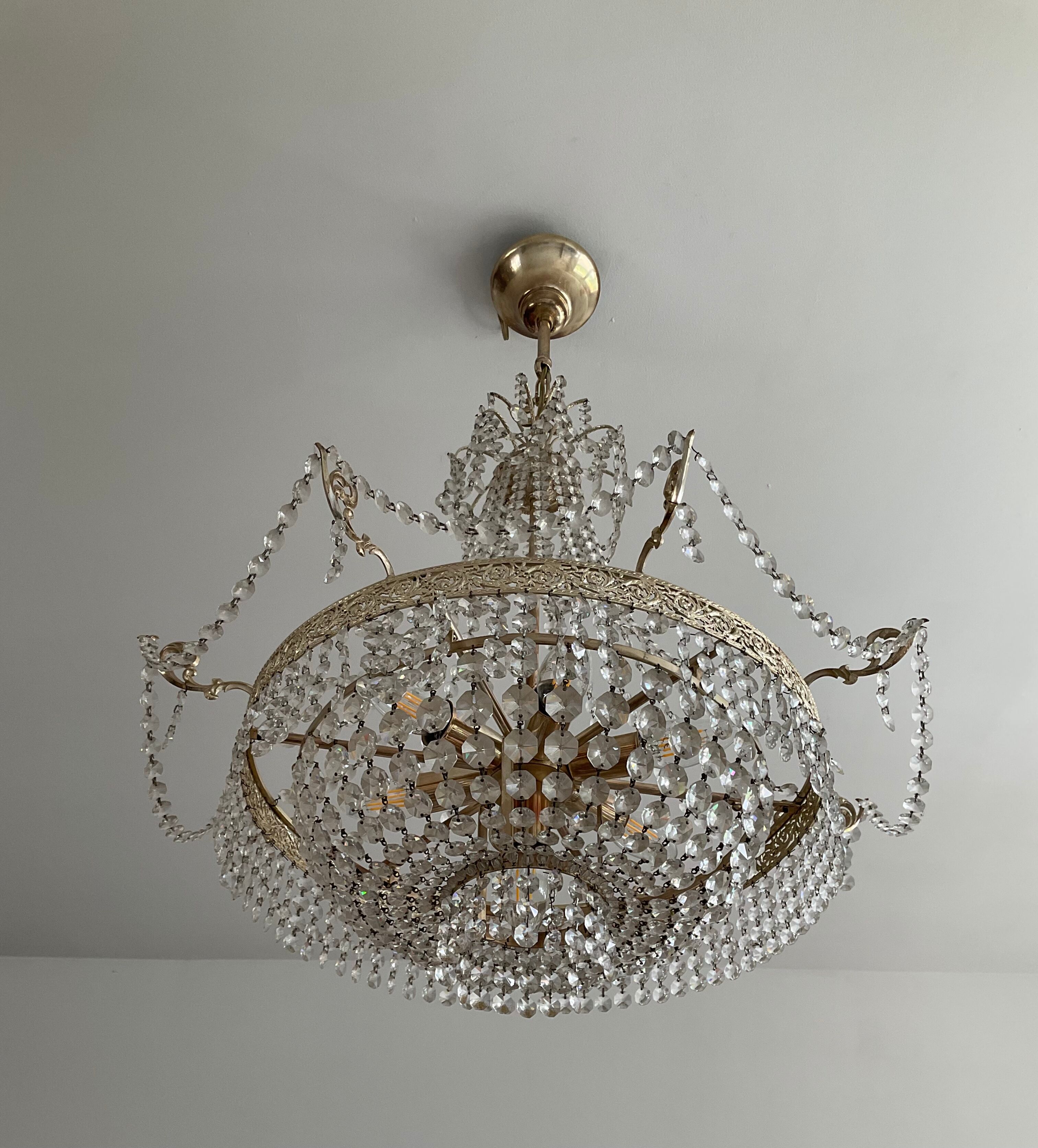 Balloon chandelier in brass and crystal grapevines