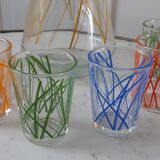 Colorful set consisting of a decanter and 7 70s liqueur glasses