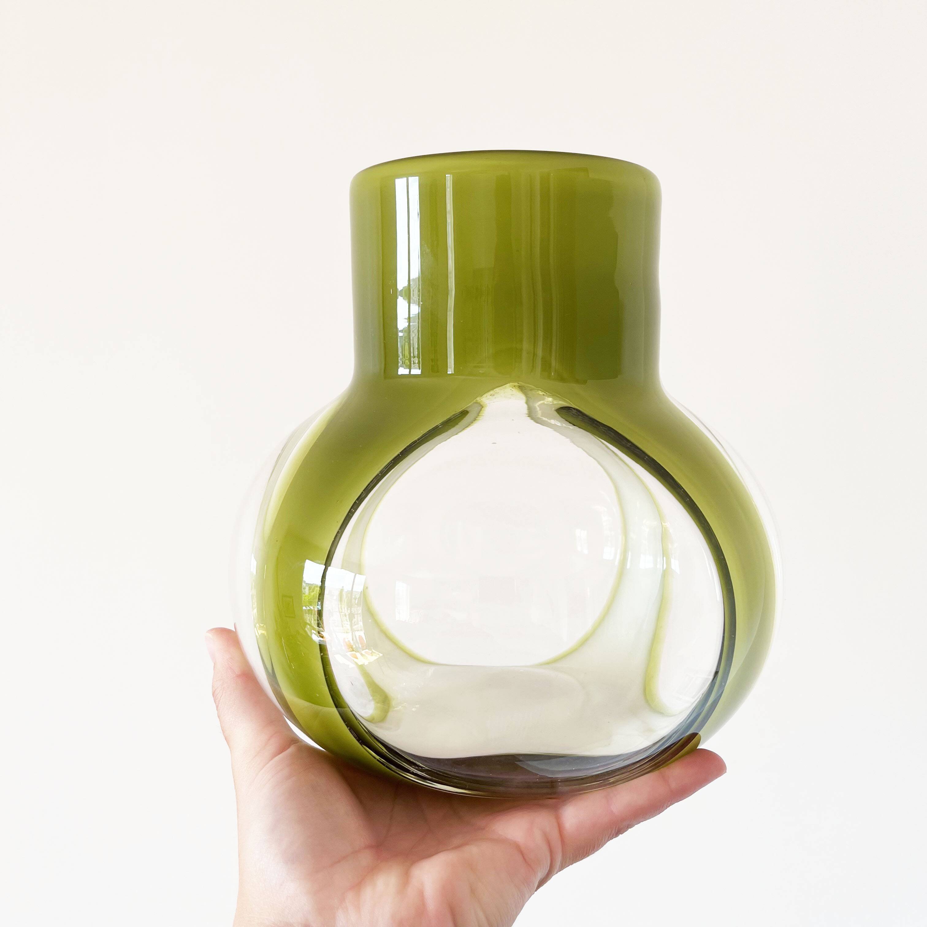 Vase en verre soufflé et opaline vert vintage 1960