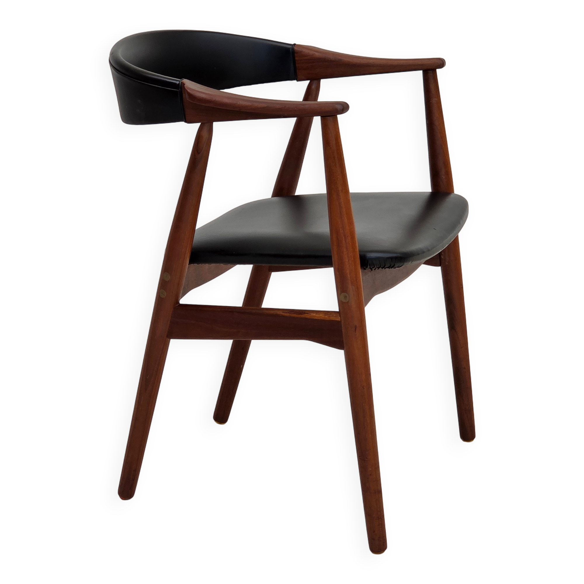 Fauteuil danois des années 1960. Bois de teck, simili cuir noir.