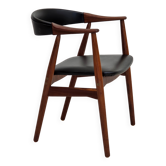 Fauteuil danois des années 1960. Bois de teck, simili cuir noir.