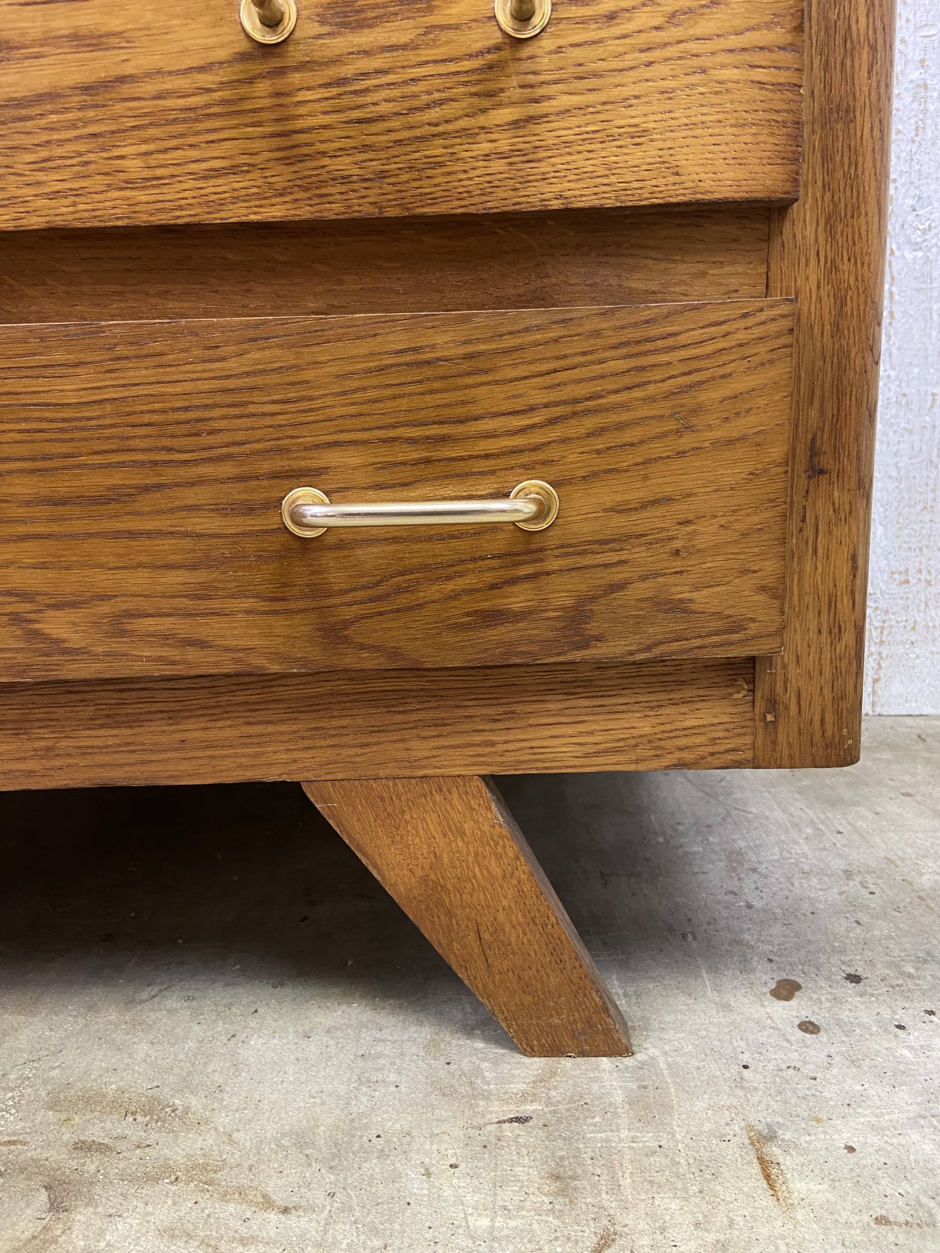 Commode aux pieds compas