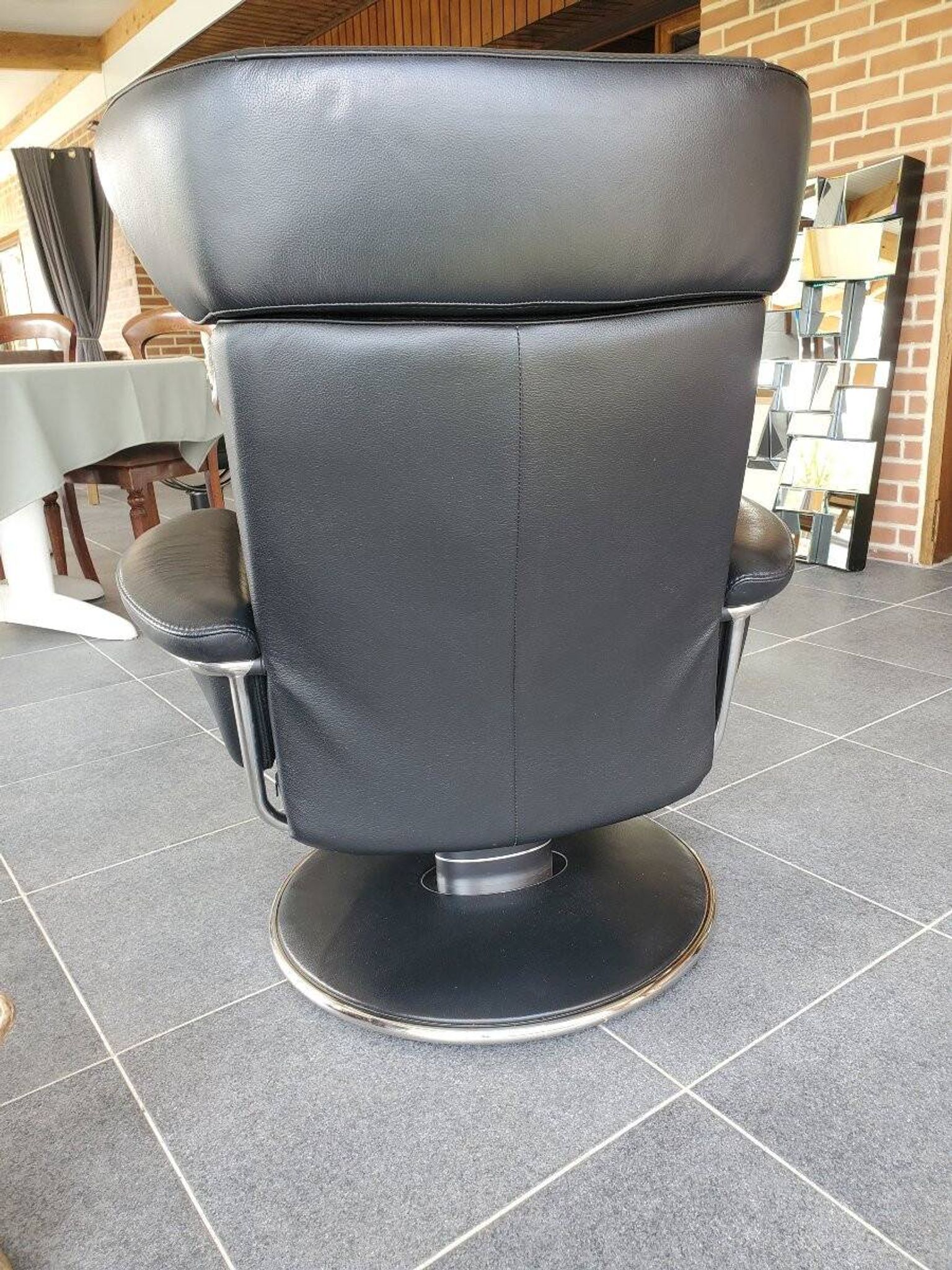 1 Stressless Jazz armchair - black leather and its ottoman