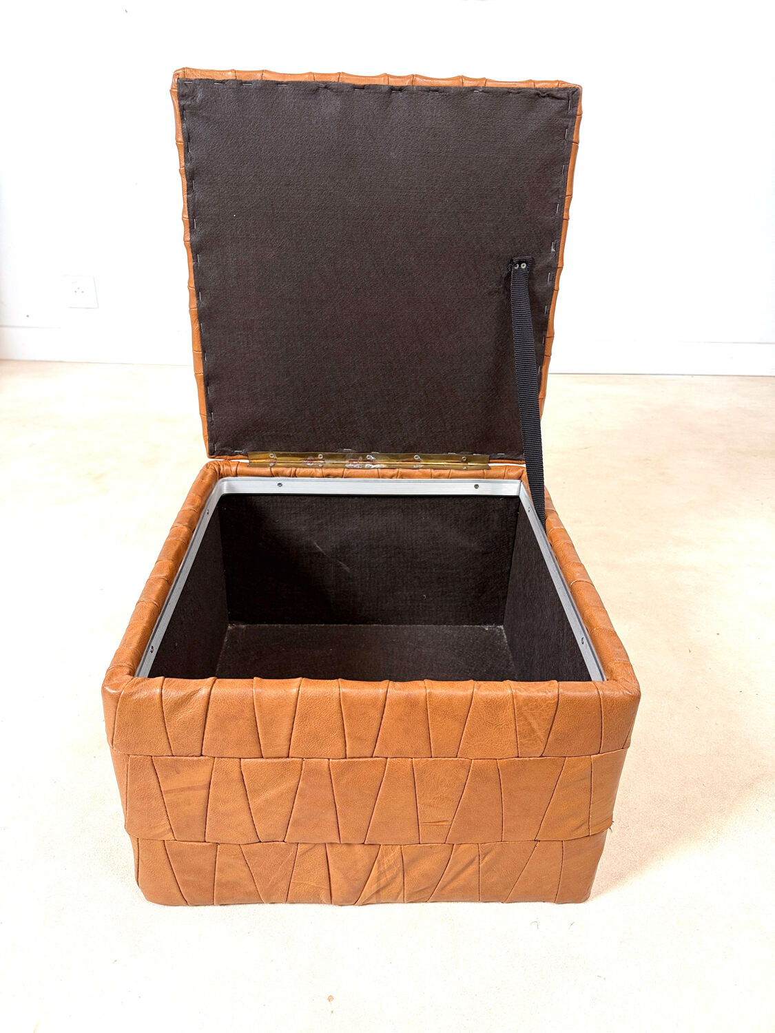 Storage pouffe in the "De Sede" style.