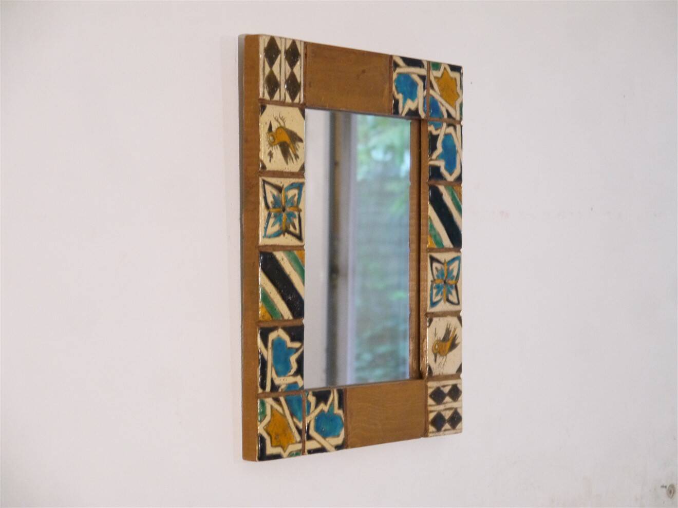 Miroir stylisé en bois et email 1960
