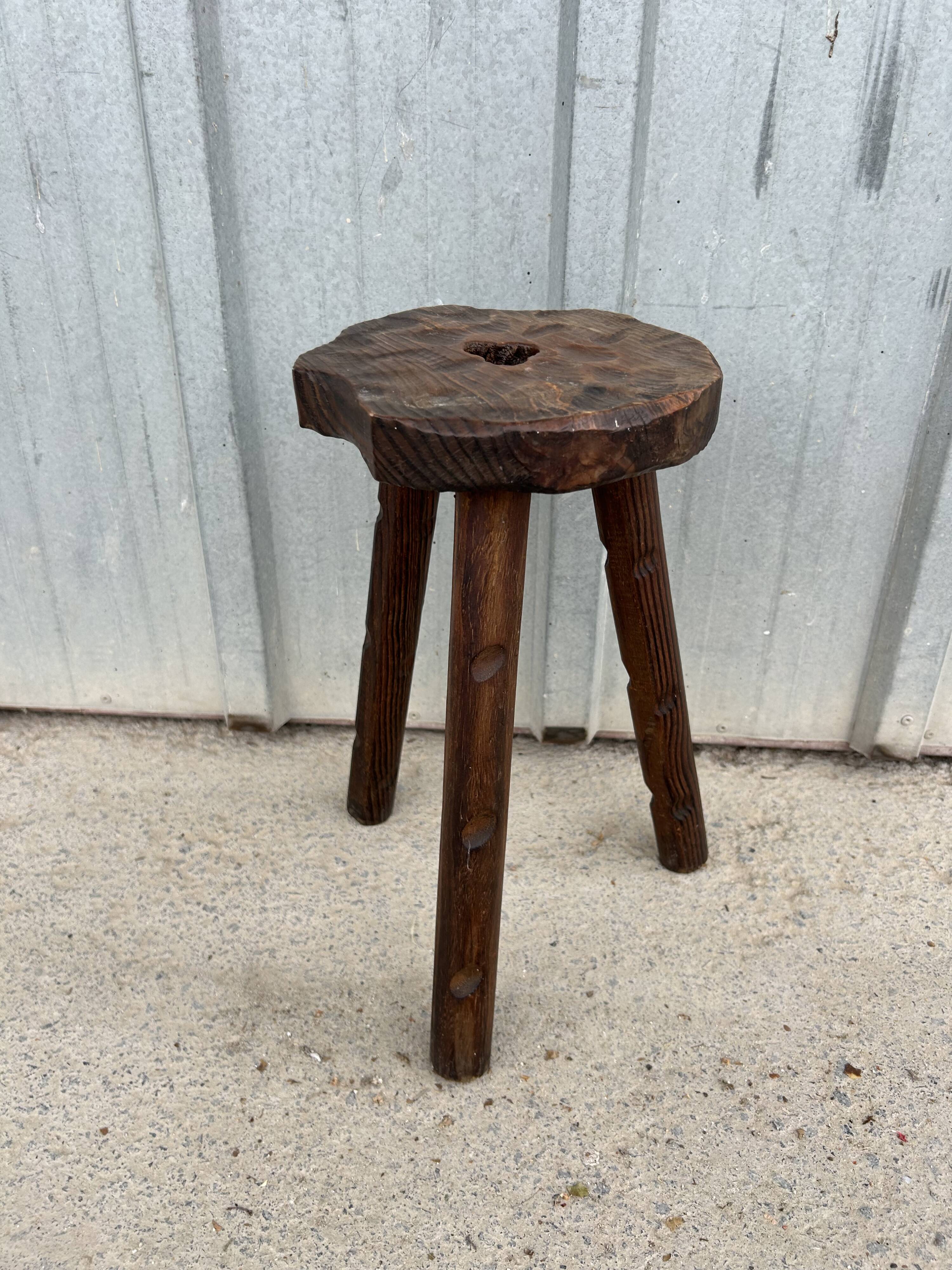 Tabouret tripode ancien