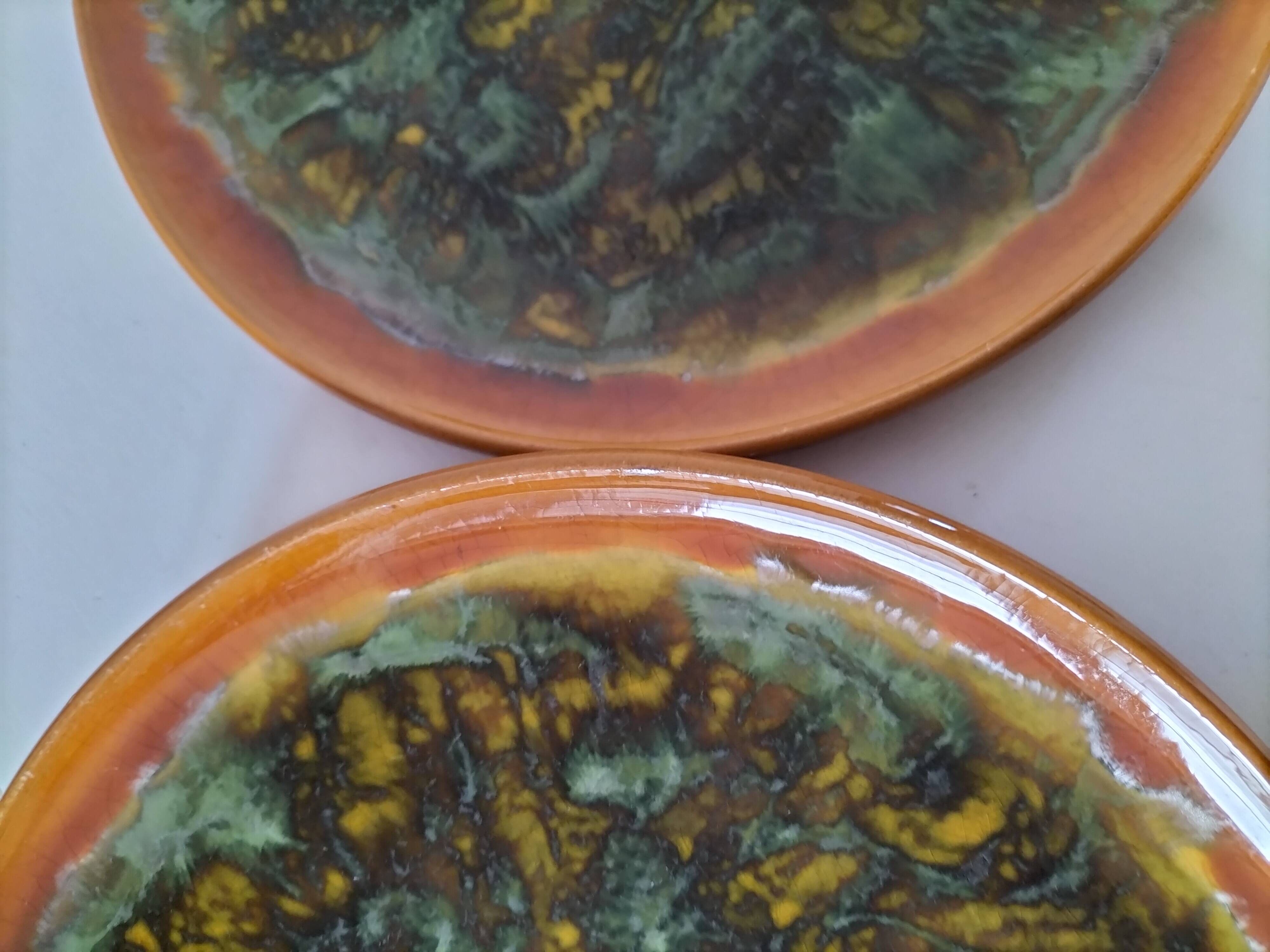 Set of 4 flamed enamel plates in green and amber from the 60s-70s.