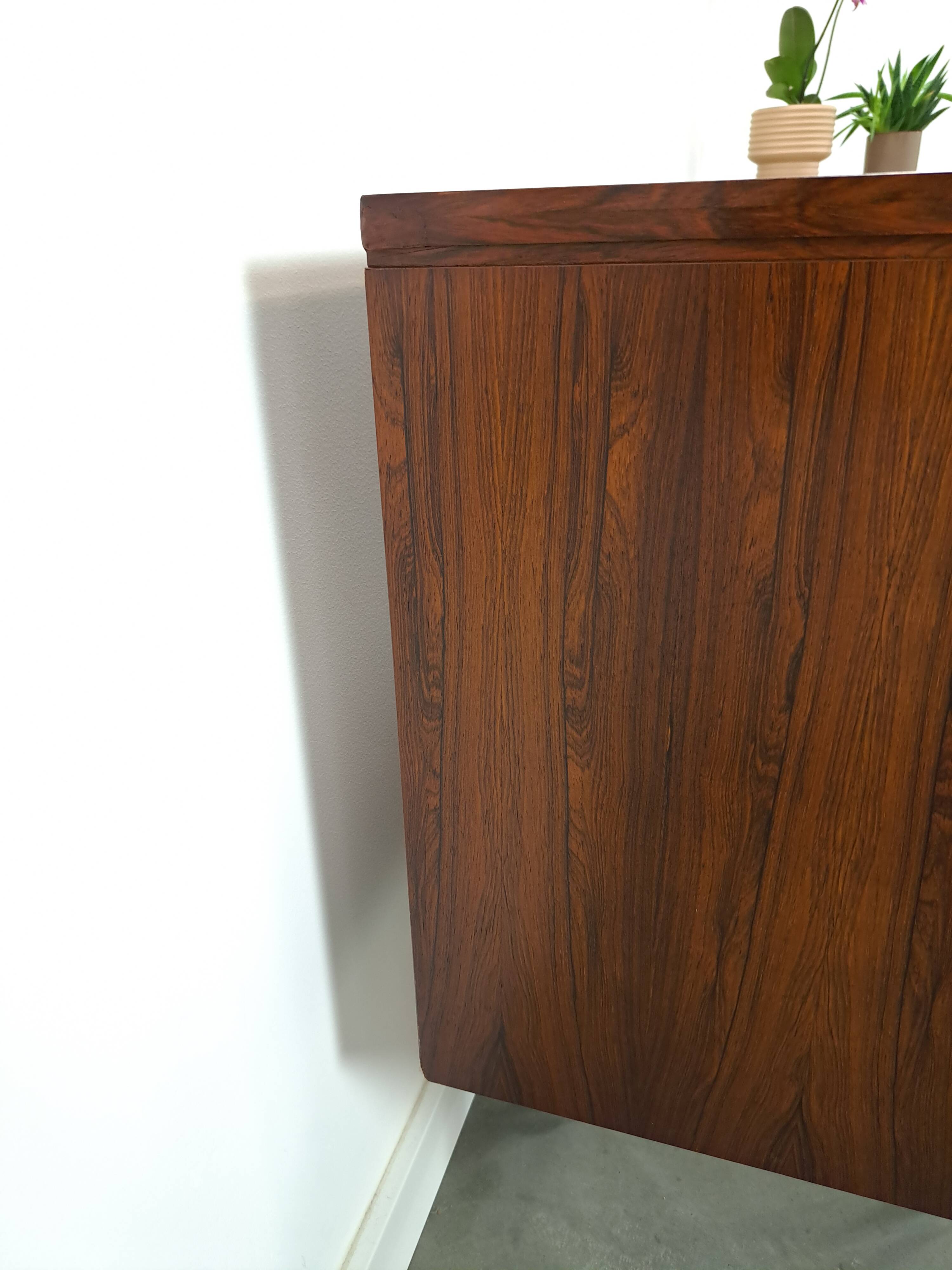 Dressoir rio palissandre plus fin avec chromen poten en lades