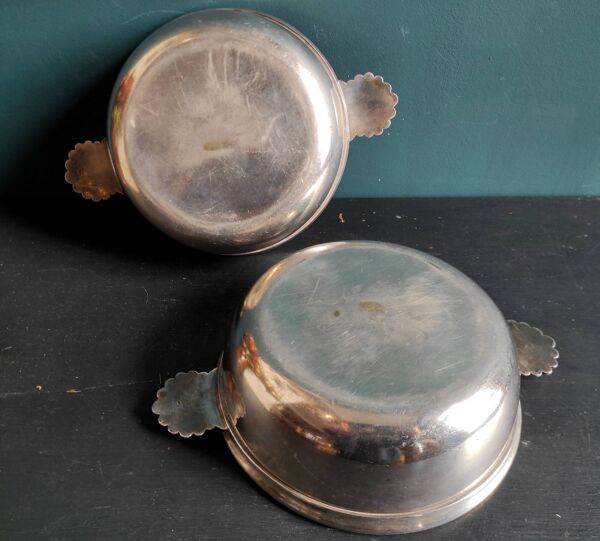 Lot de deux assiettes de service en métal argenté français, par Felix Frères orfèvrerie