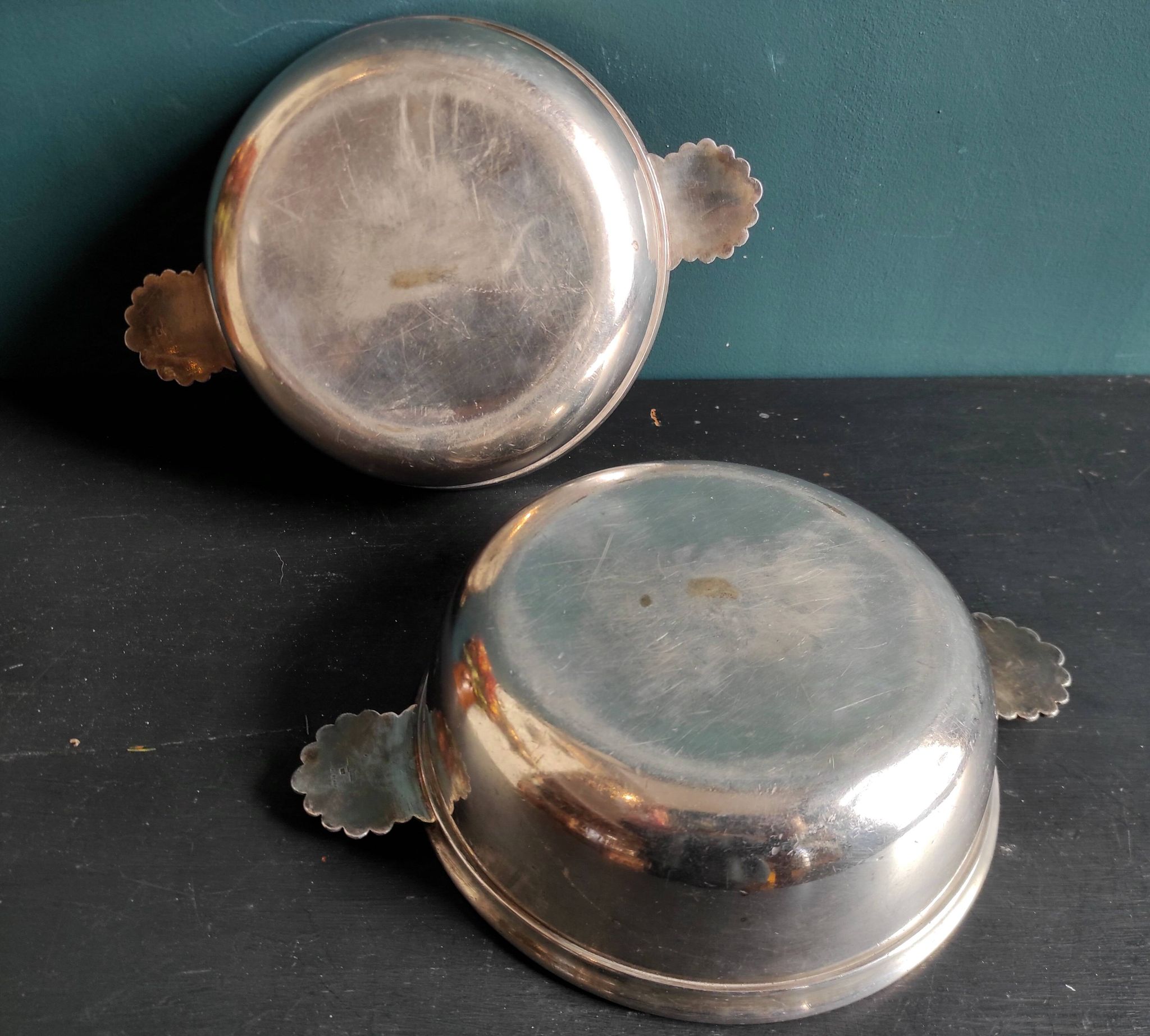 Set of two French silver plated serving plates, by Felix Frères orfèvrerie