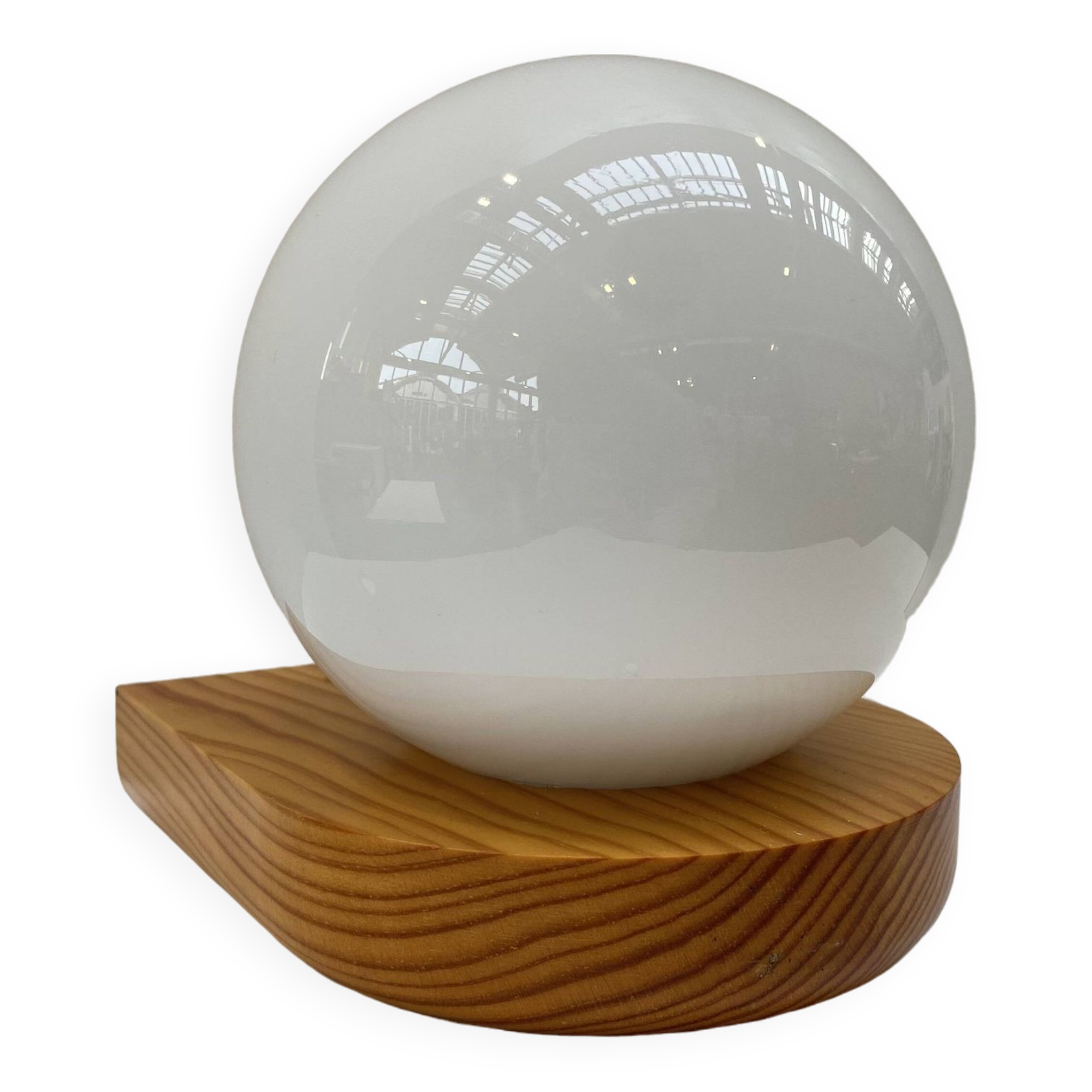 Modernist wall lamp in pine and opaline