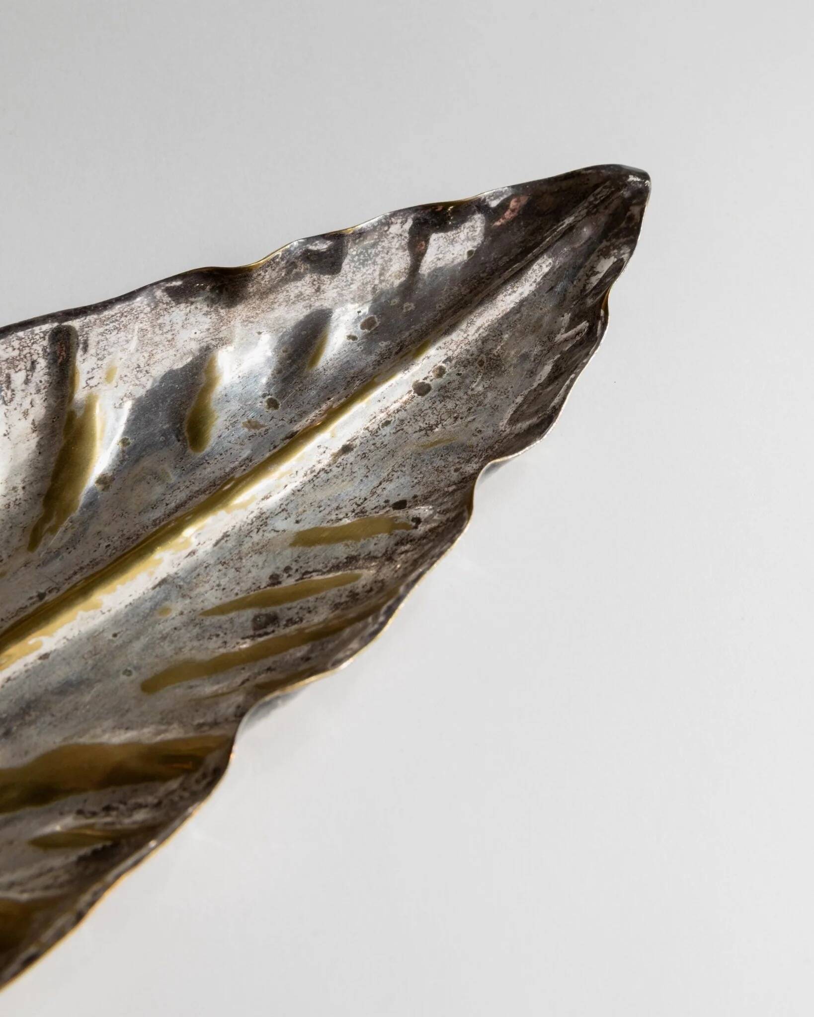 Large vintage bowl in the shape of a leaf in silver metal with gold details - Mid-Century design Italy 1970s