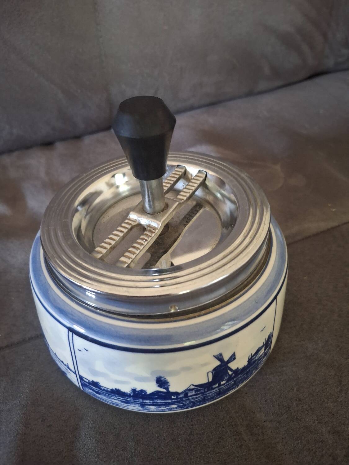 Delft rolling ashtray