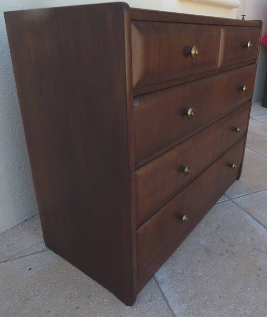 Antique chest of drawers from the 50s with 5 curved drawers, vintage old-style assembly and brass knobs