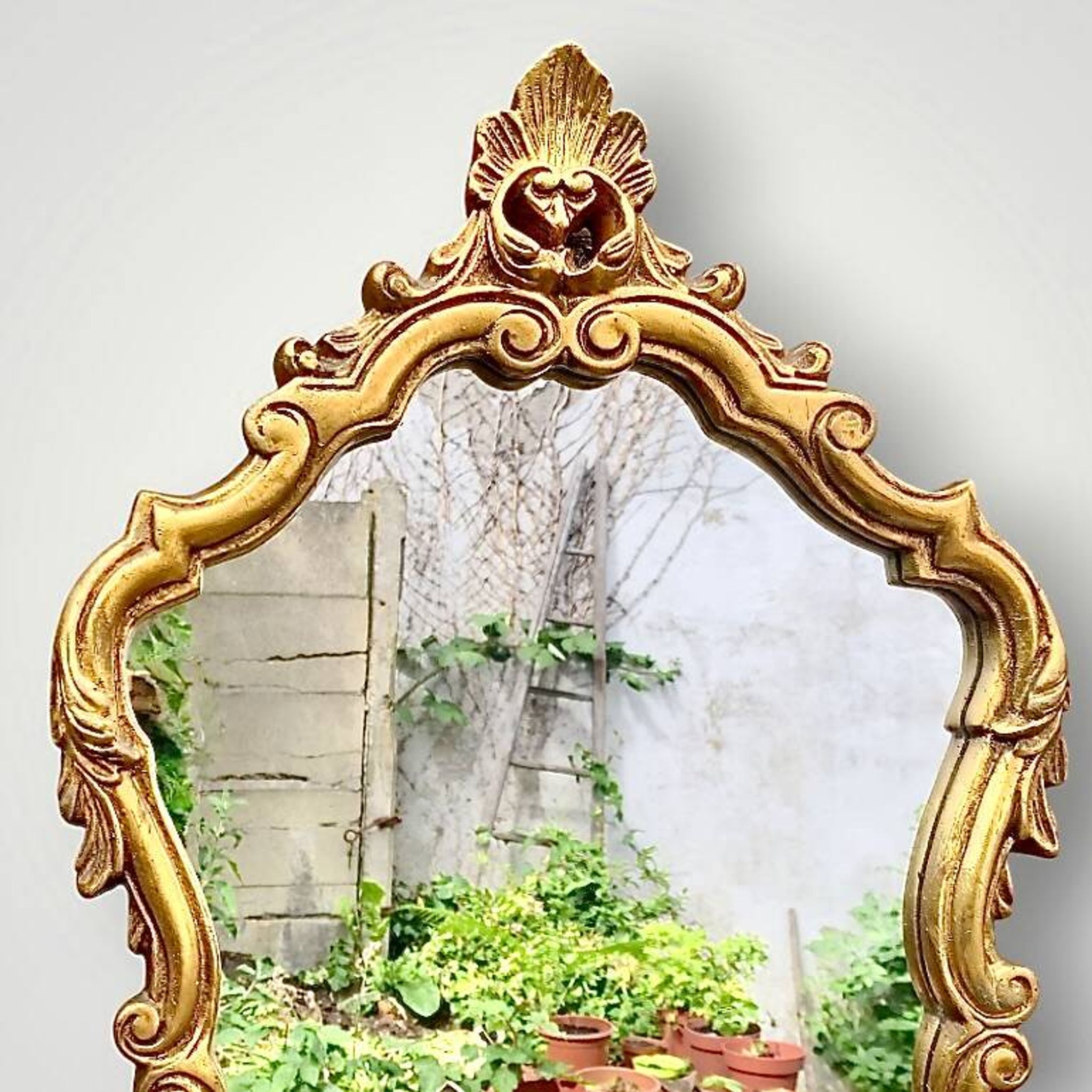 Miroir style Rocaille en plâtre doré, vers 1950