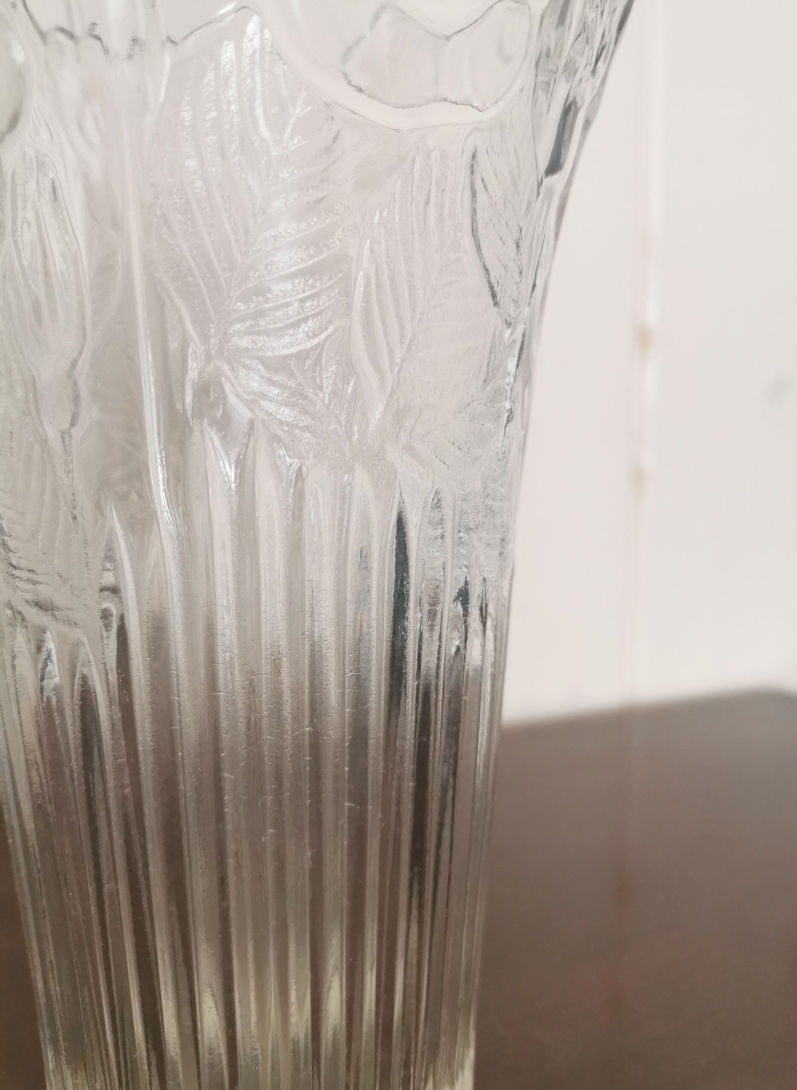 Chiseled glass vase roses pattern