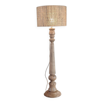 Vintage floor lamp in solid oak wood and natural raffia.