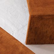 Paire de tables d'appoint en daim cognac à la manière de Jean Michel Frank