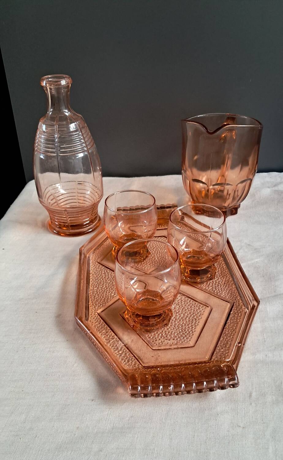 Carafe, verres et plateau en verre rose