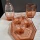 Carafe, verres et plateau en verre rose