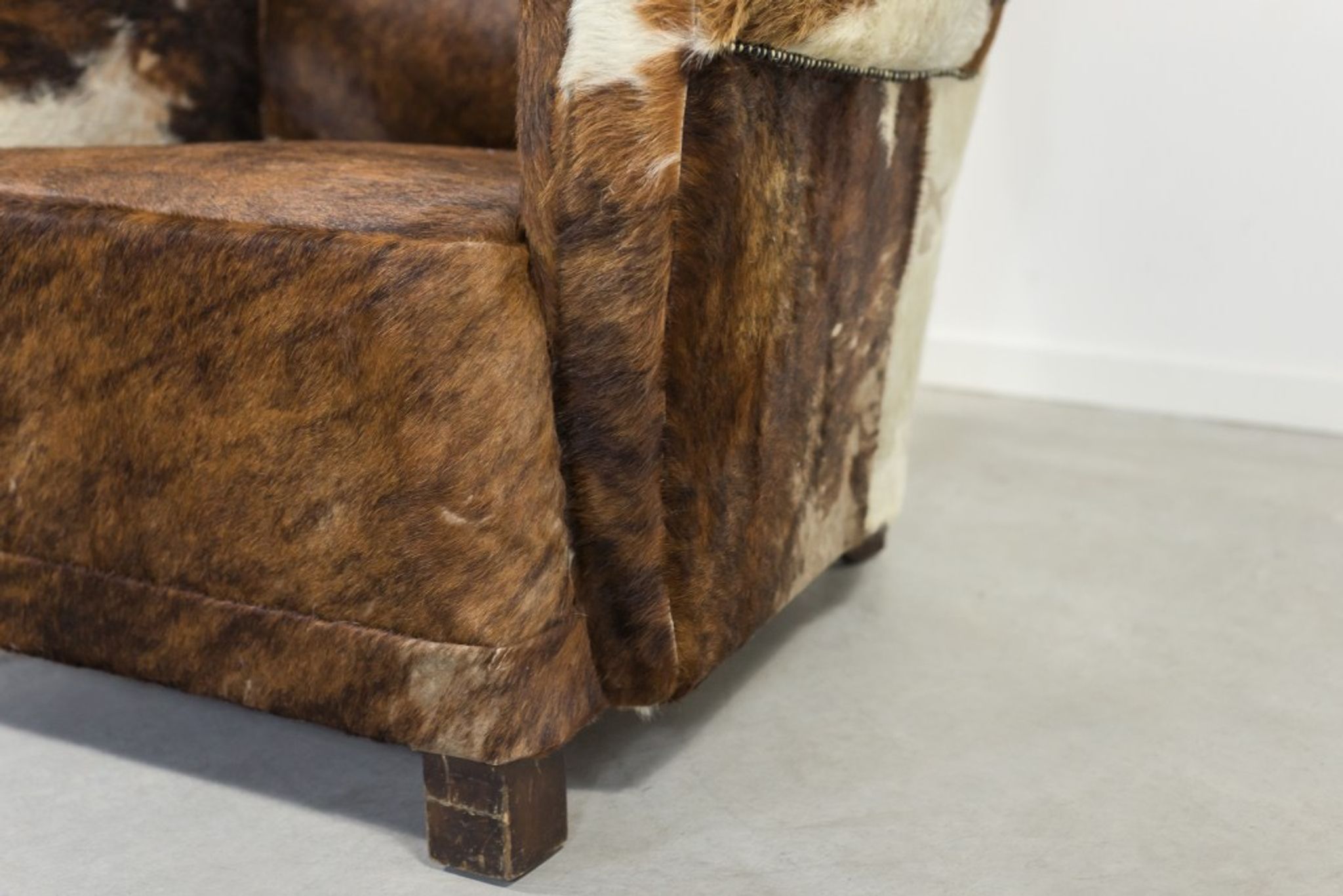 Fauteuil art déco en peau de vache