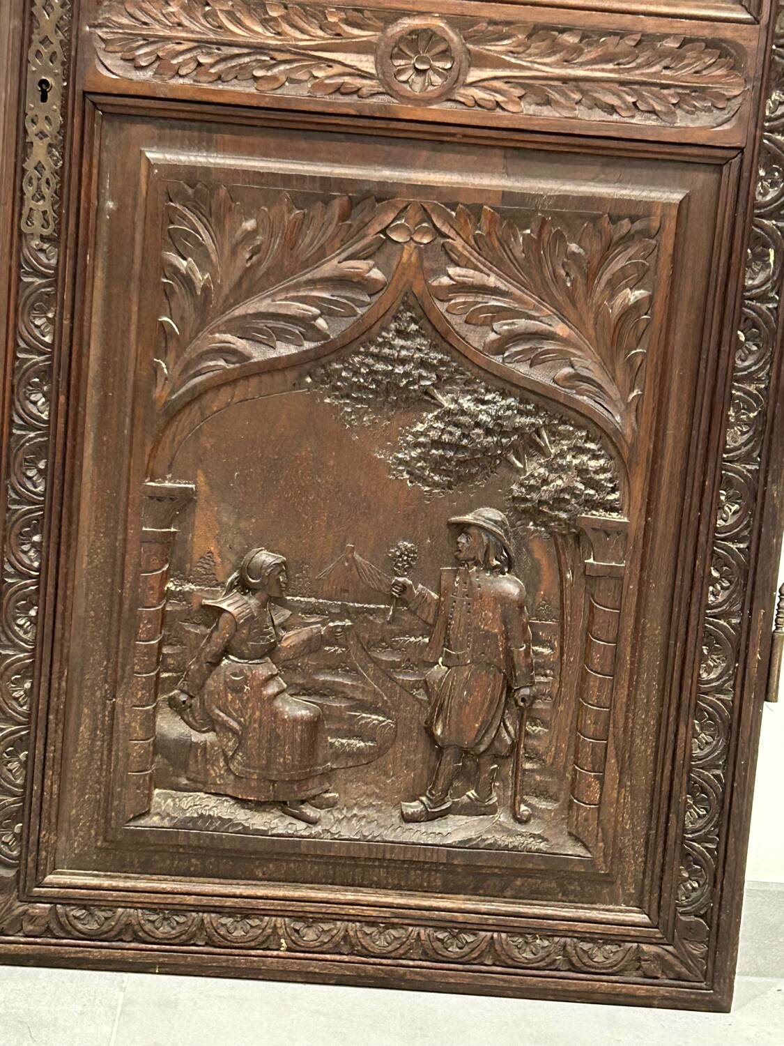 Carved and openwork wardrobe door