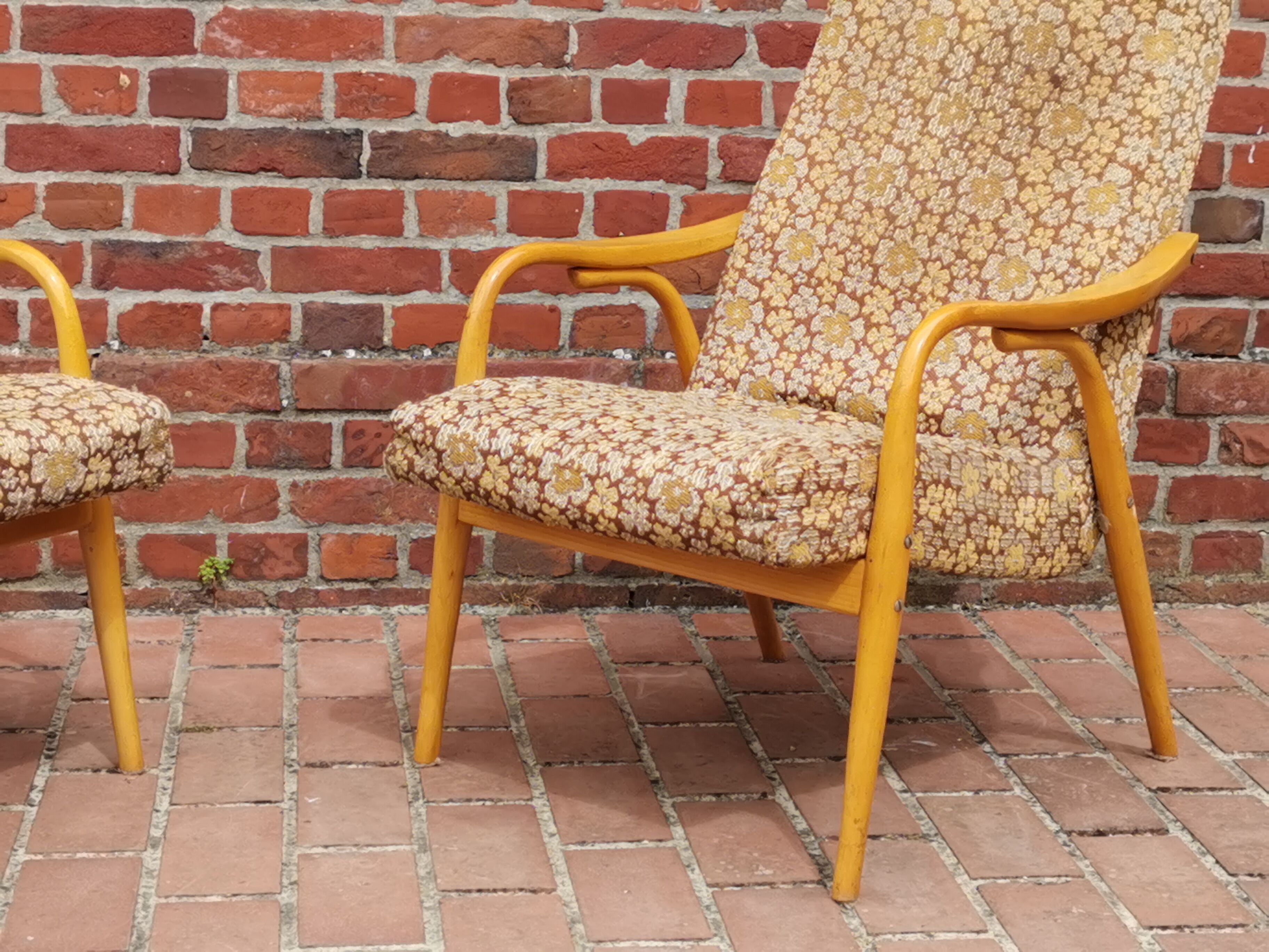 Paire de fauteuils par Antonin Suman pour Ton, en bois courbé et tissu 1960