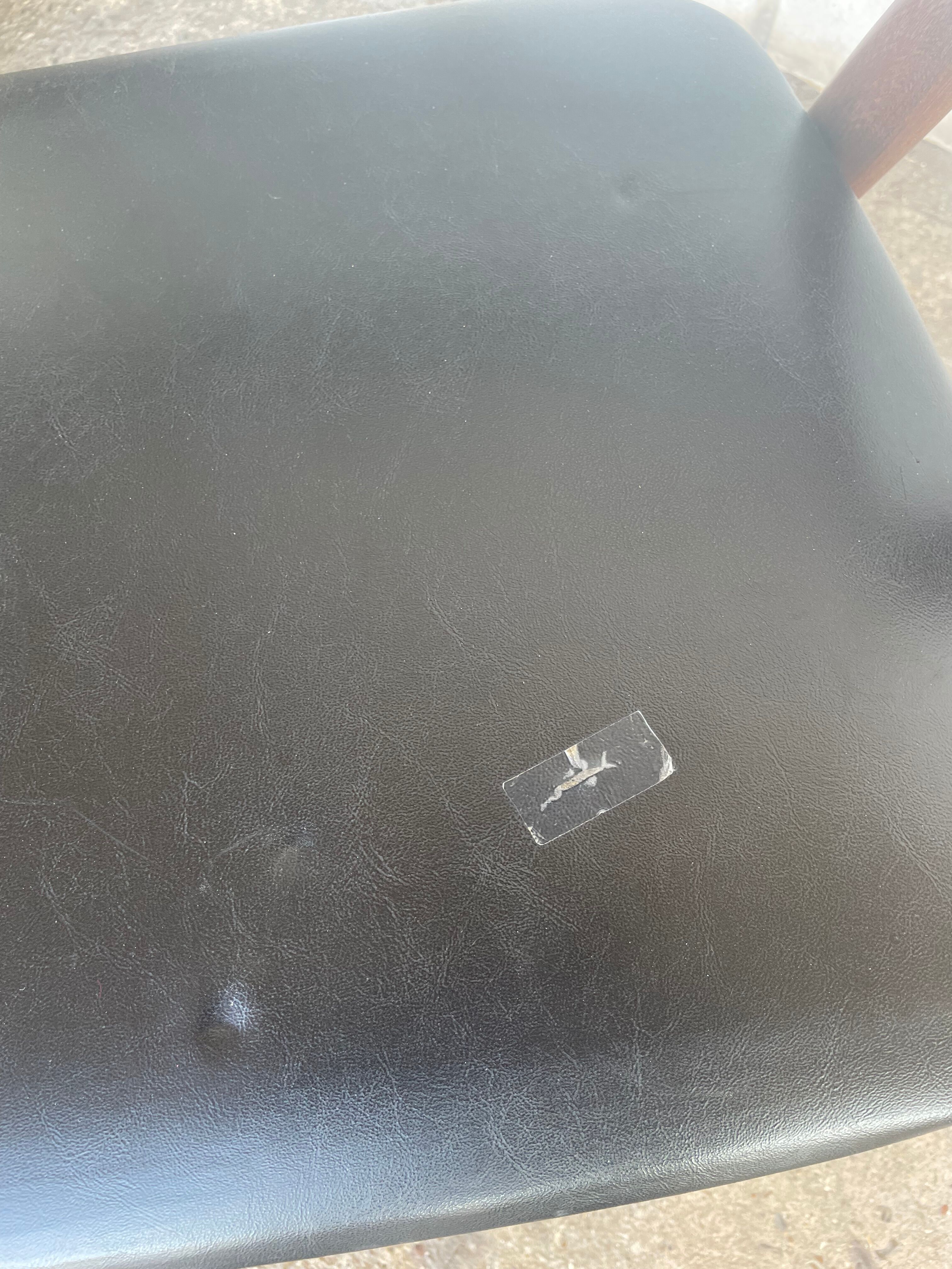 Scandinavian armchairs in skaï