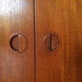 Enfilade scandinave avec deux caissons et cinq tiroirs.