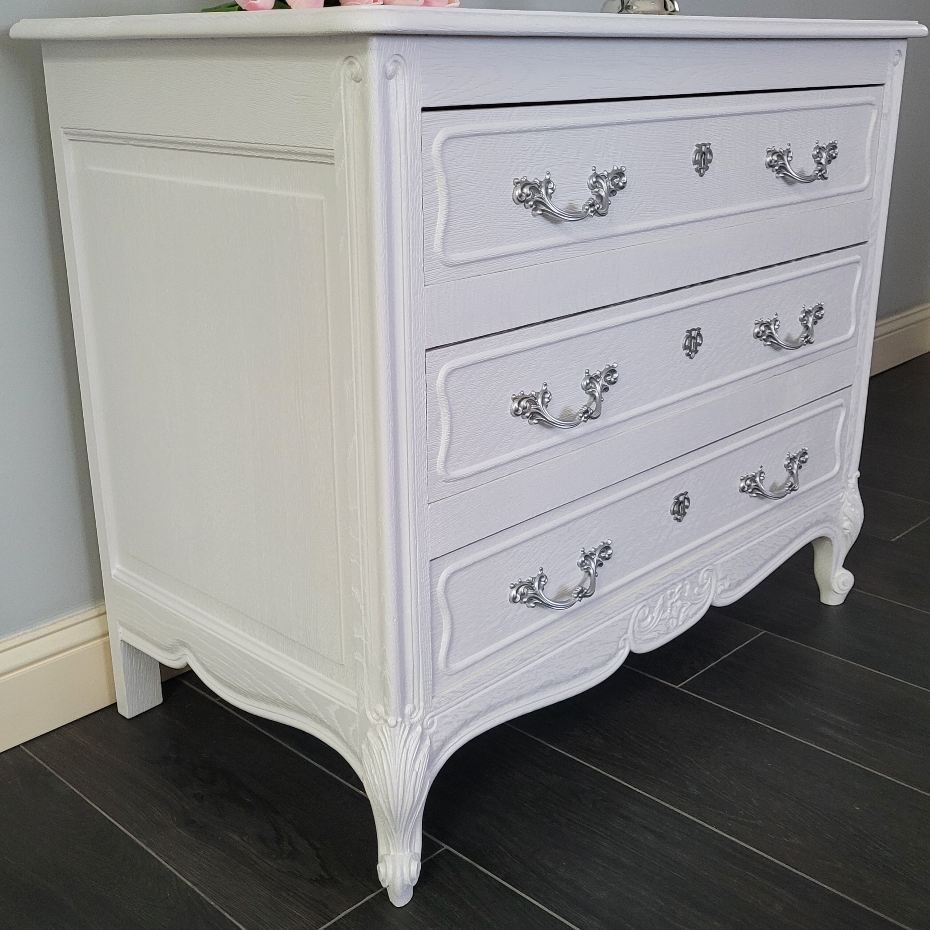 Commode en chêne à pieds galbés, 3 tiroirs