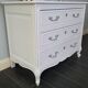 Commode en chêne à pieds galbés, 3 tiroirs